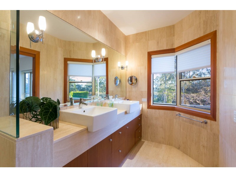 2 Sunset Road, Kenmore QLD 4069