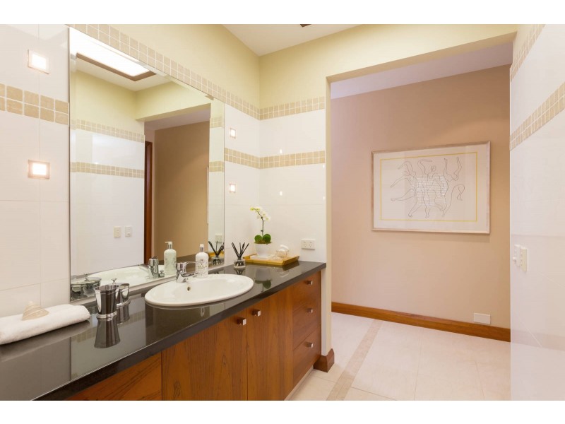 2 Sunset Road, Kenmore QLD 4069