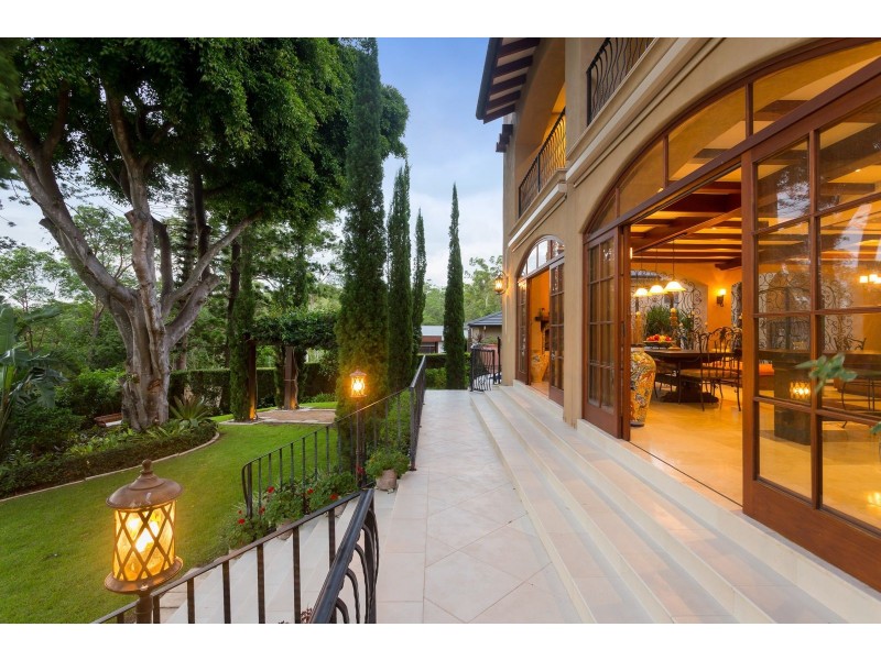 8 Emma Place, Fig Tree Pocket QLD 4069