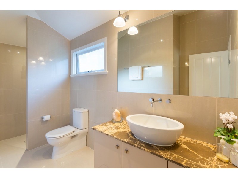 15 Neulans Road, Indooroopilly QLD 4068