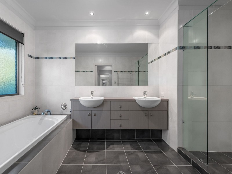 35 Edenbrooke Drive, Sinnamon Park QLD 4073