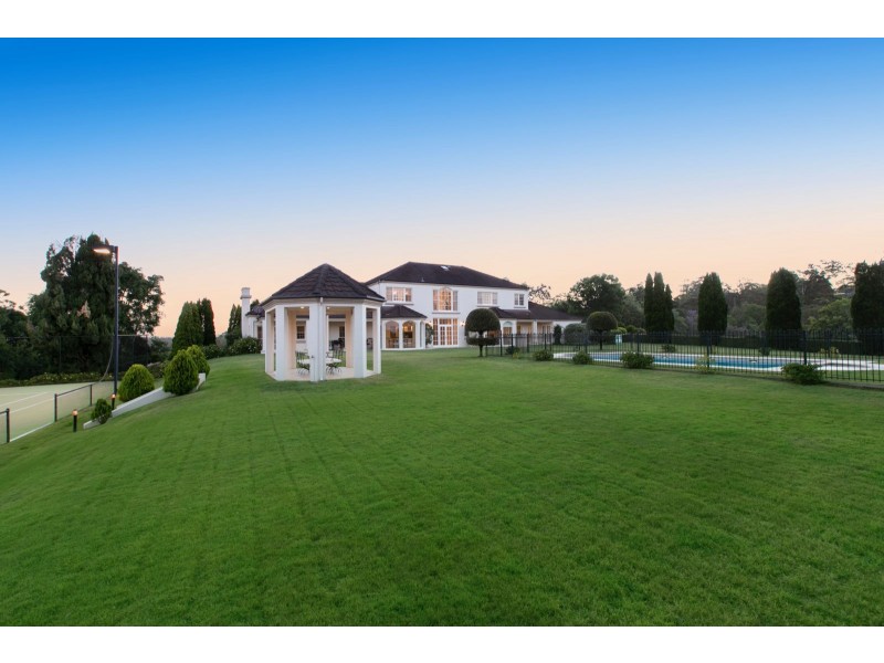 17 Leatherwood Place, Brookfield QLD 4069