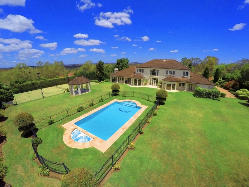 17 Leatherwood Place, Brookfield QLD 4069