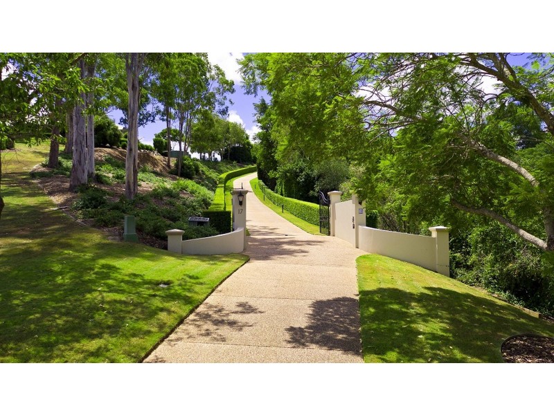 17 Leatherwood Place, Brookfield QLD 4069