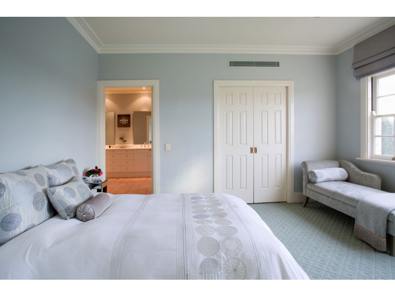 17 Leatherwood Place, Brookfield QLD 4069