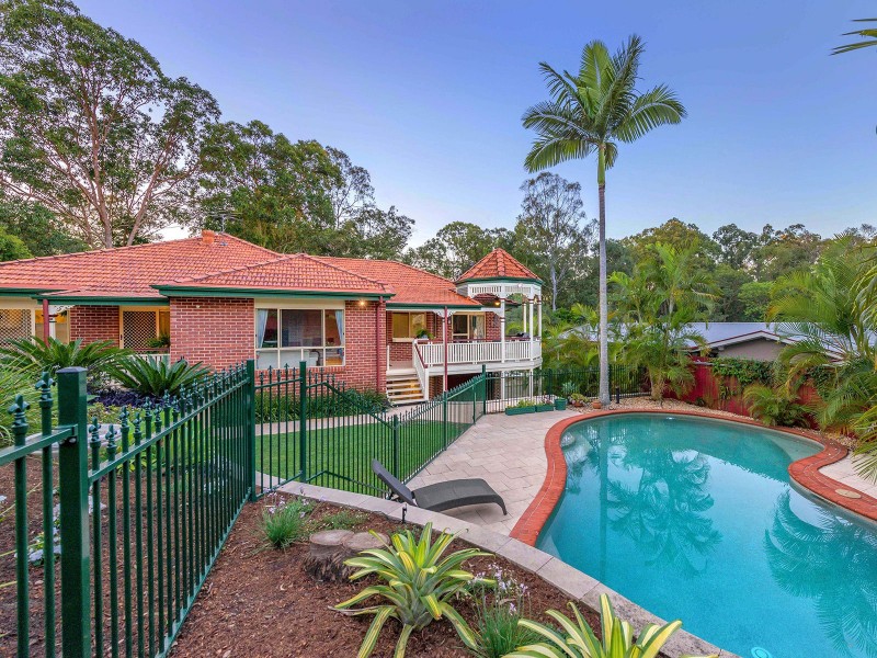 6 Ruth Miller Close, Fig Tree Pocket QLD 4069