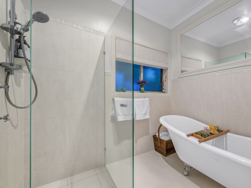 6 Ruth Miller Close, Fig Tree Pocket QLD 4069