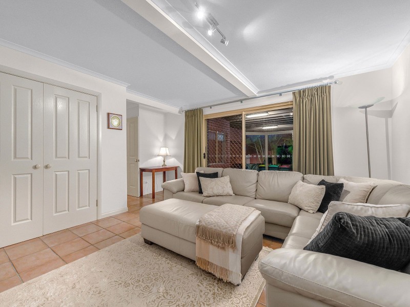 6 Ruth Miller Close, Fig Tree Pocket QLD 4069