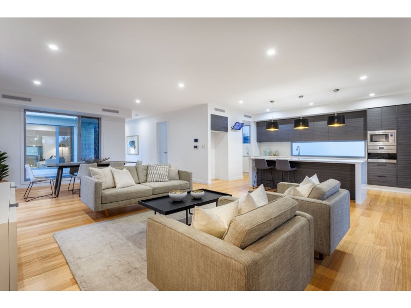 32 King Arthur Terrace, Tennyson QLD 4105