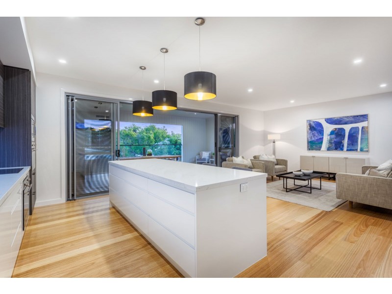 32 King Arthur Terrace, Tennyson QLD 4105