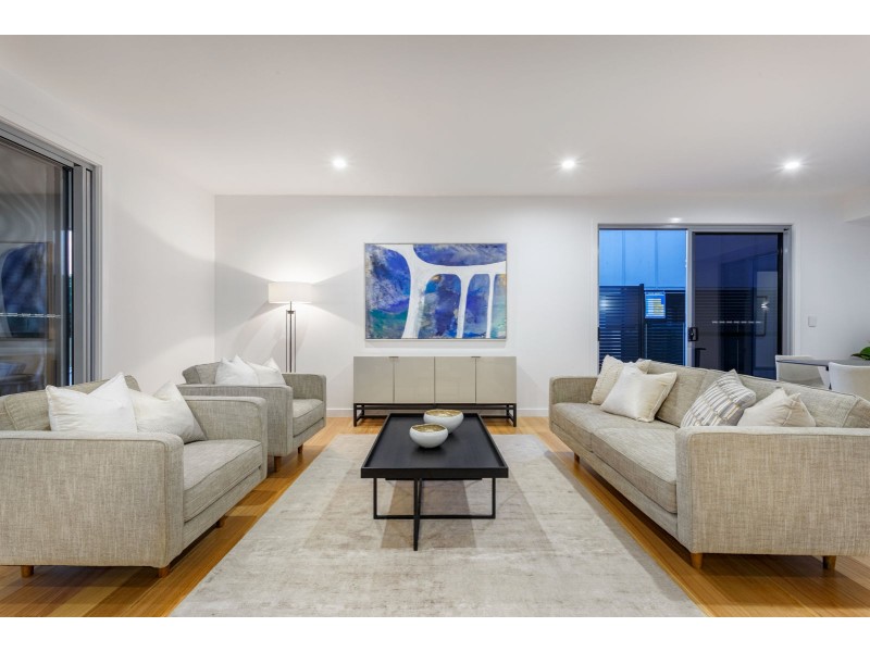 32 King Arthur Terrace, Tennyson QLD 4105