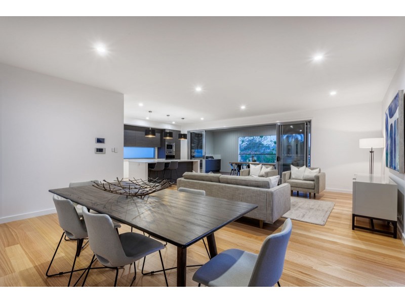 32 King Arthur Terrace, Tennyson QLD 4105