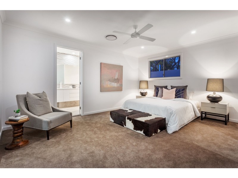 32 King Arthur Terrace, Tennyson QLD 4105