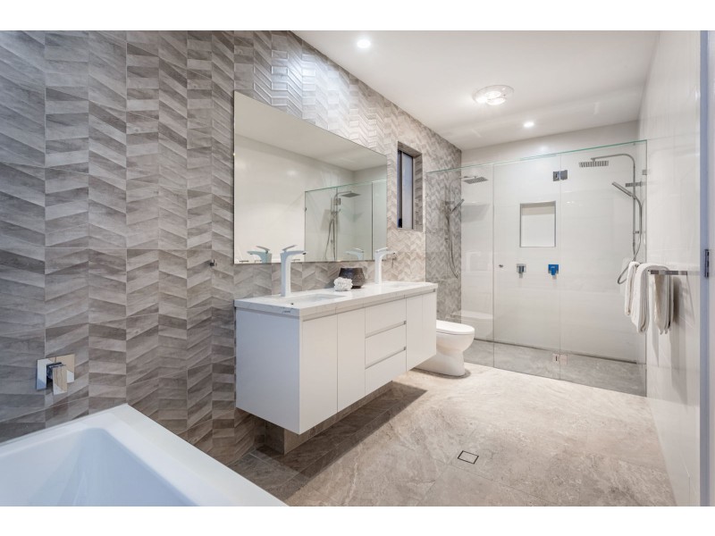 32 King Arthur Terrace, Tennyson QLD 4105