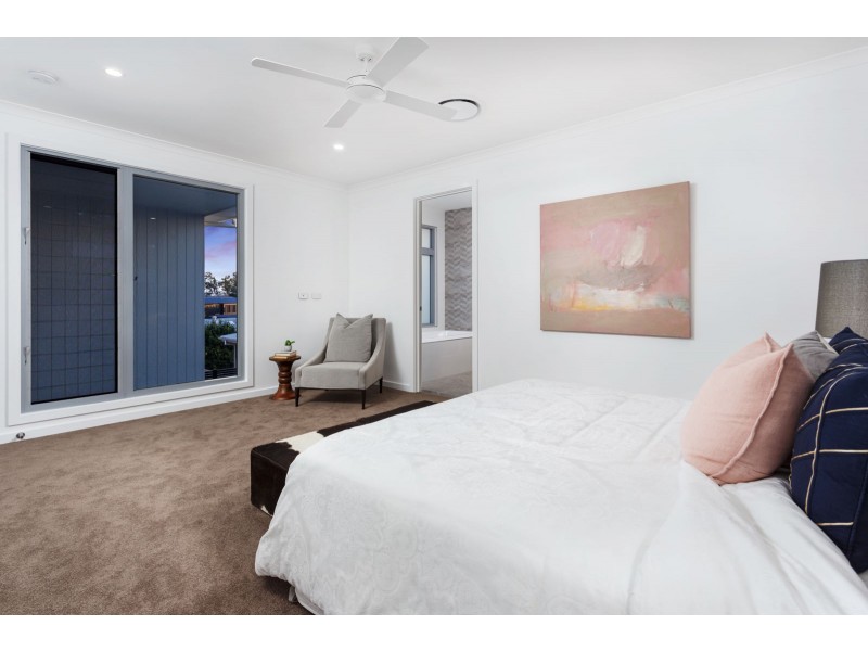 32 King Arthur Terrace, Tennyson QLD 4105