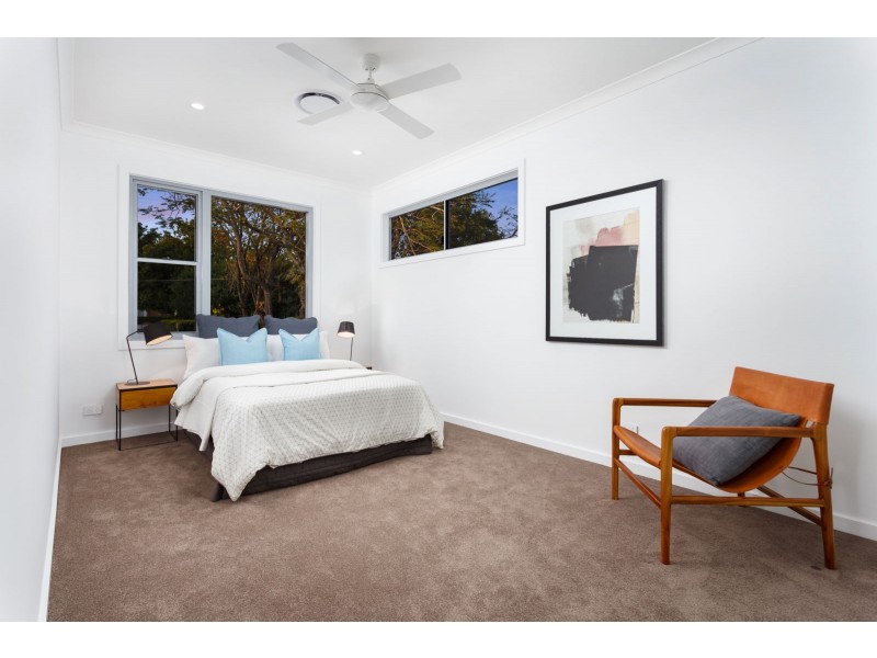 32 King Arthur Terrace, Tennyson QLD 4105