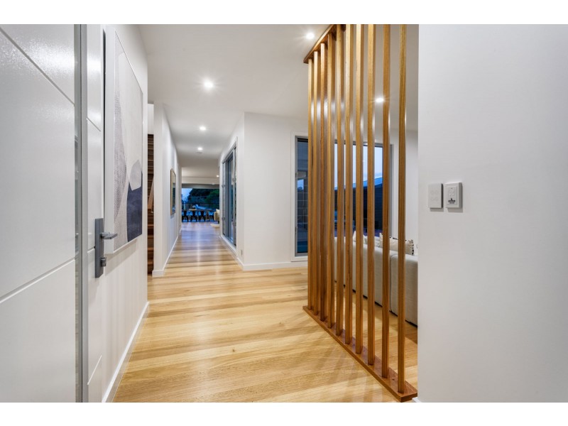 32 King Arthur Terrace, Tennyson QLD 4105