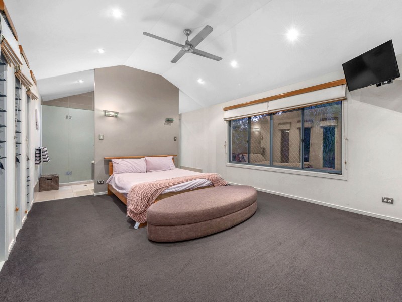 120 Ironbark Road, Chapel Hill QLD 4069