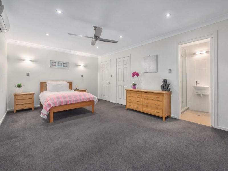 120 Ironbark Road, Chapel Hill QLD 4069