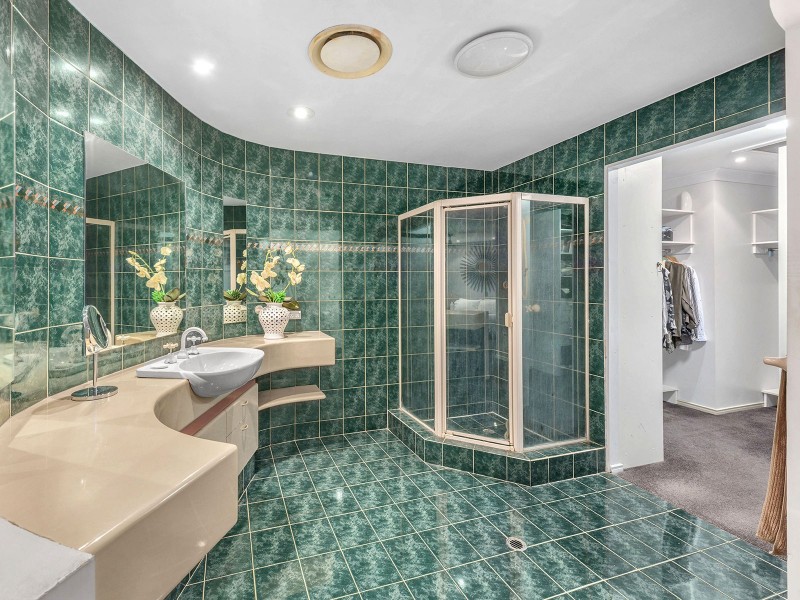 120 Ironbark Road, Chapel Hill QLD 4069