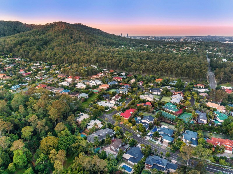 120 Ironbark Road, Chapel Hill QLD 4069