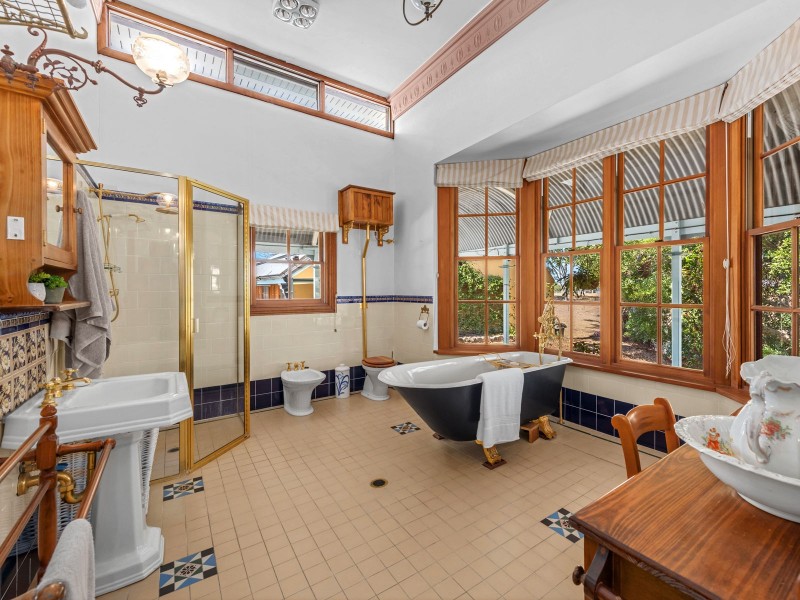 30 Hawkesbury Road, Moggill QLD 4070