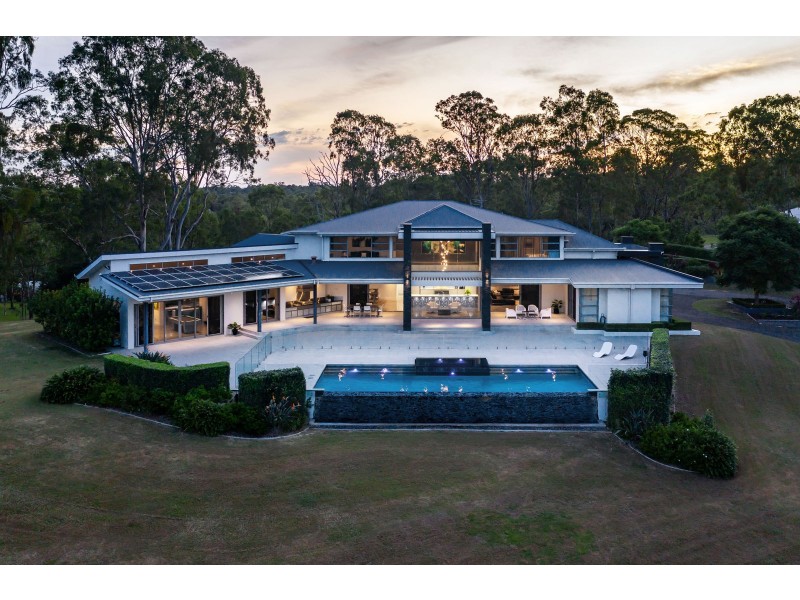 8 Kintyre St, Brookfield QLD 4069