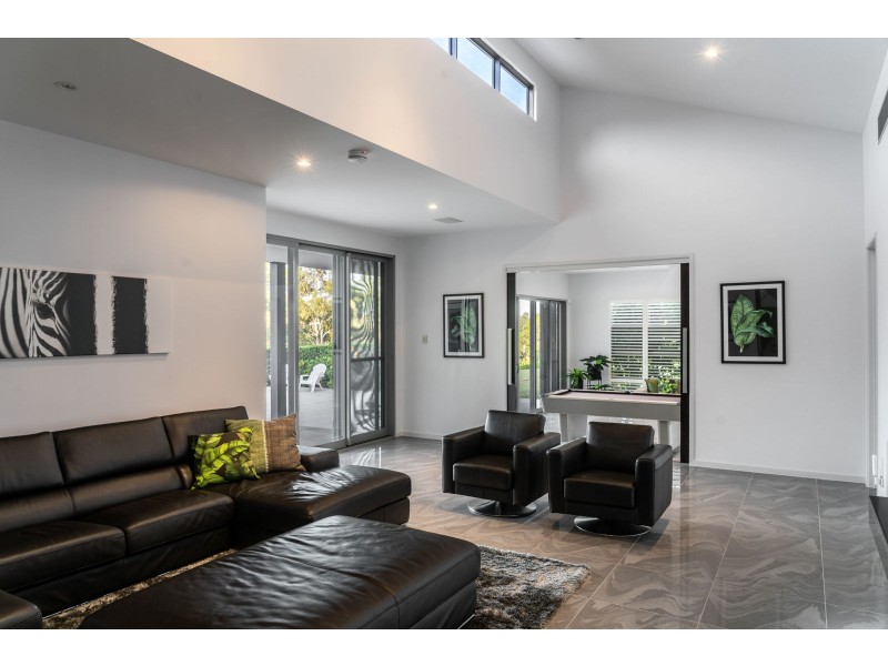 8 Kintyre St, Brookfield QLD 4069