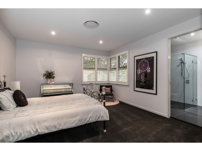 8 Kintyre St, Brookfield QLD 4069