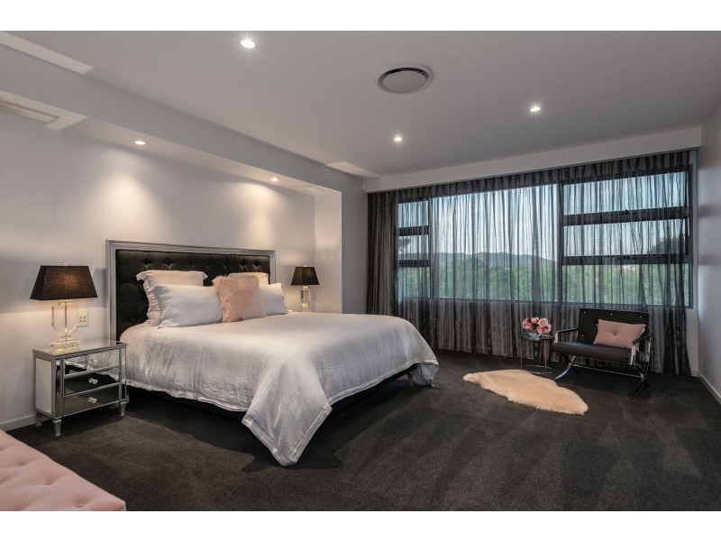 8 Kintyre St, Brookfield QLD 4069