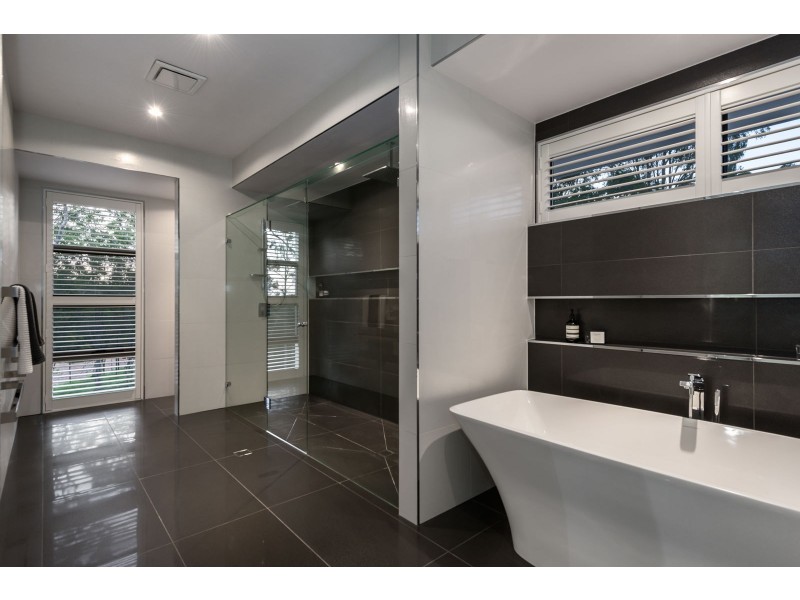 8 Kintyre St, Brookfield QLD 4069