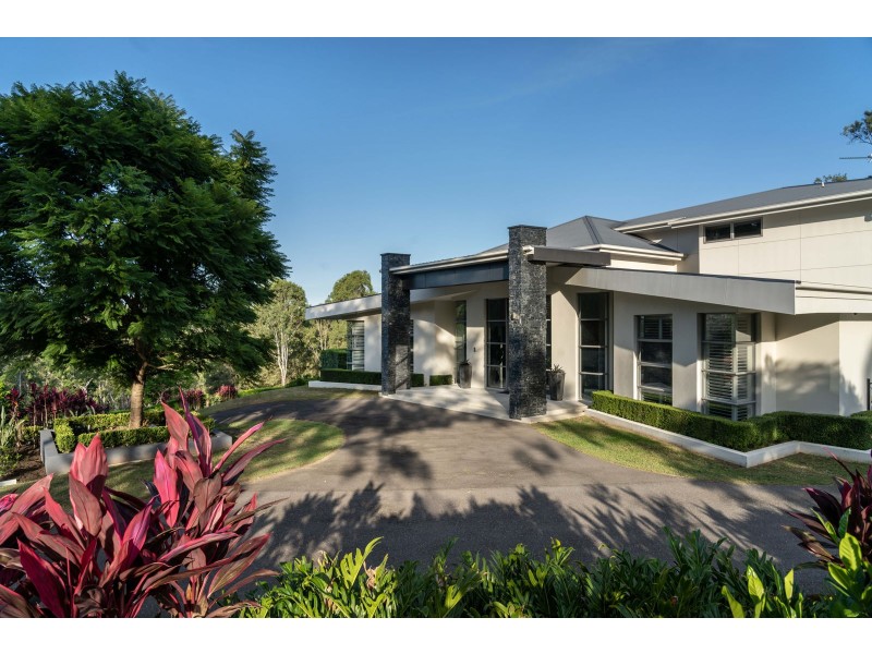 8 Kintyre St, Brookfield QLD 4069