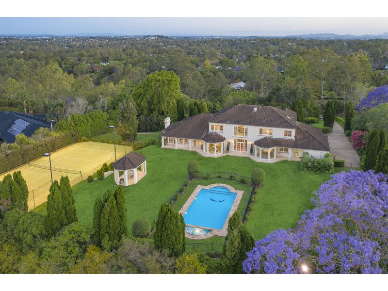 17 Leatherwood Place, Brookfield QLD 4069