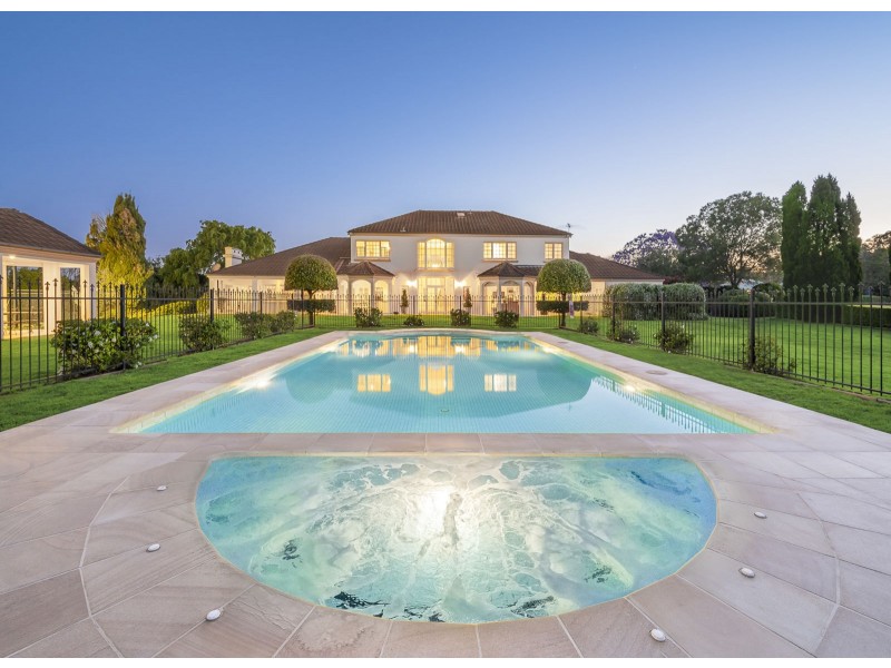 17 Leatherwood Place, Brookfield QLD 4069