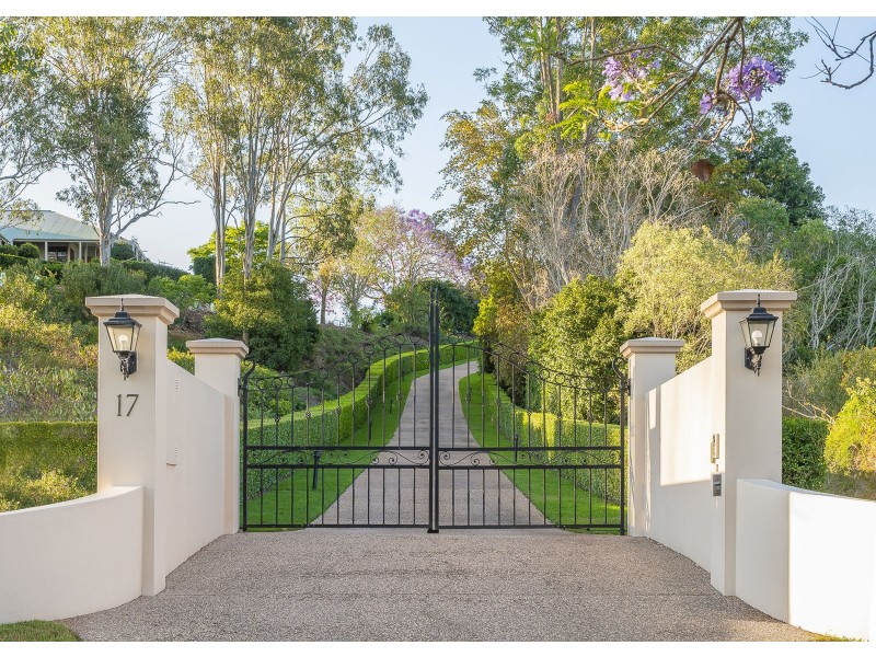 17 Leatherwood Place, Brookfield QLD 4069