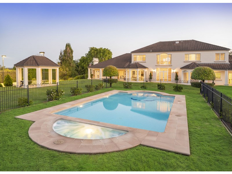 17 Leatherwood Place, Brookfield QLD 4069