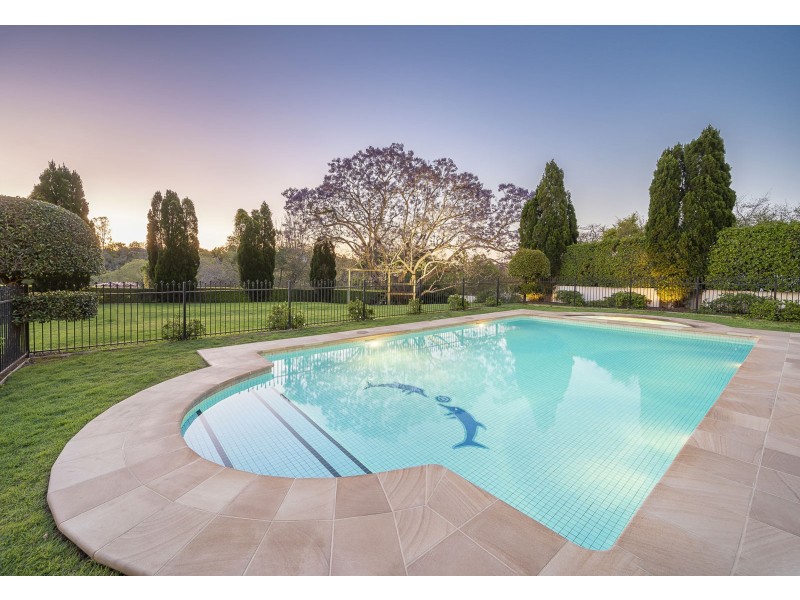 17 Leatherwood Place, Brookfield QLD 4069