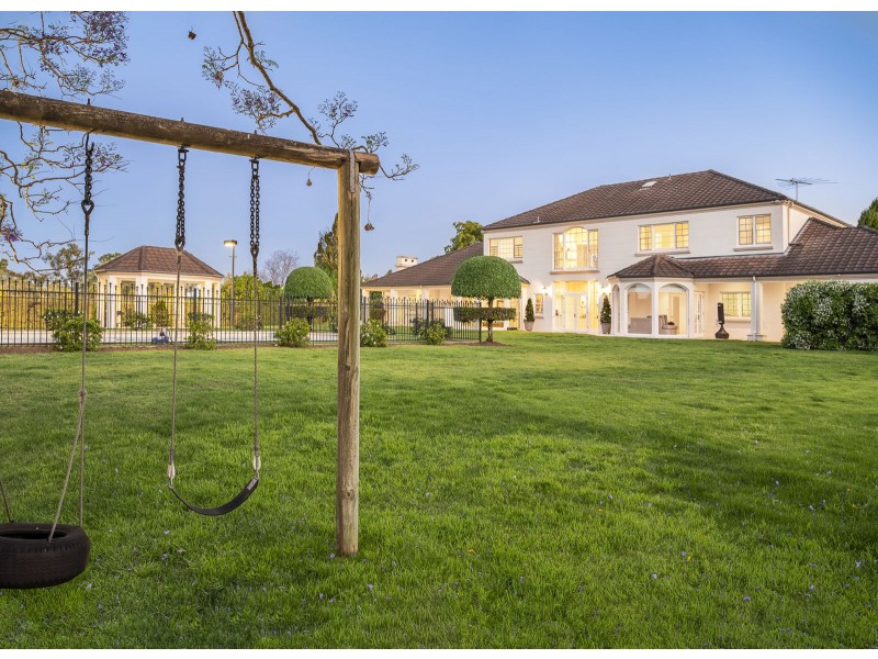 17 Leatherwood Place, Brookfield QLD 4069