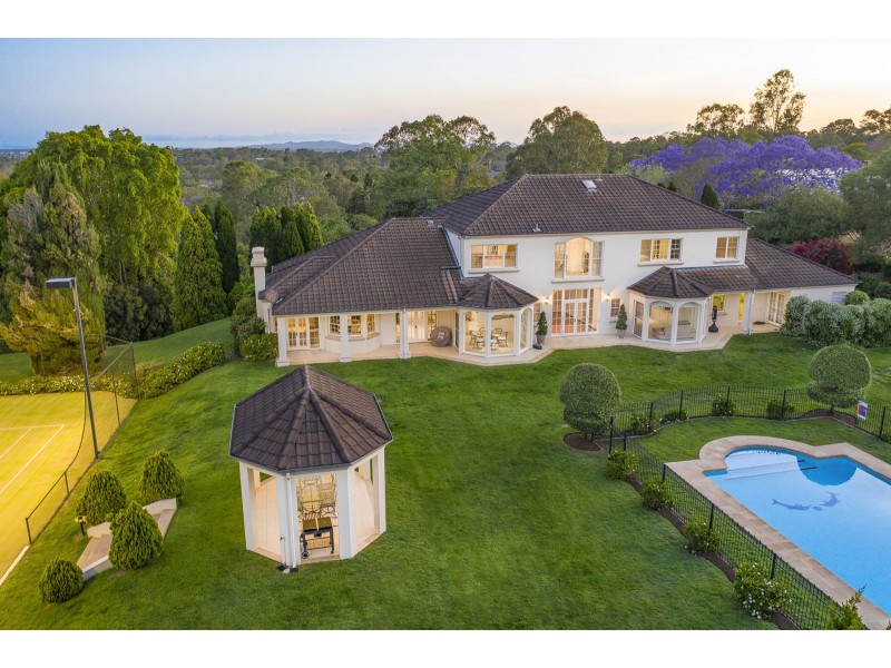 17 Leatherwood Place, Brookfield QLD 4069