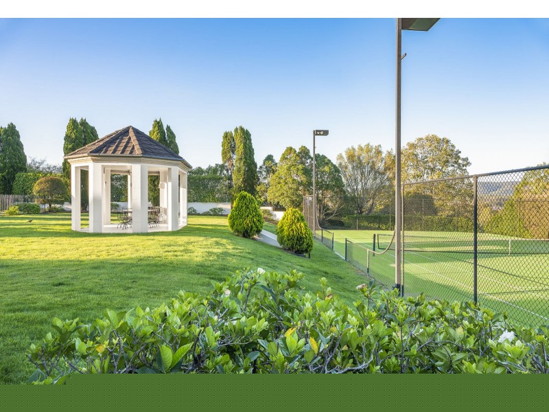 17 Leatherwood Place, Brookfield QLD 4069