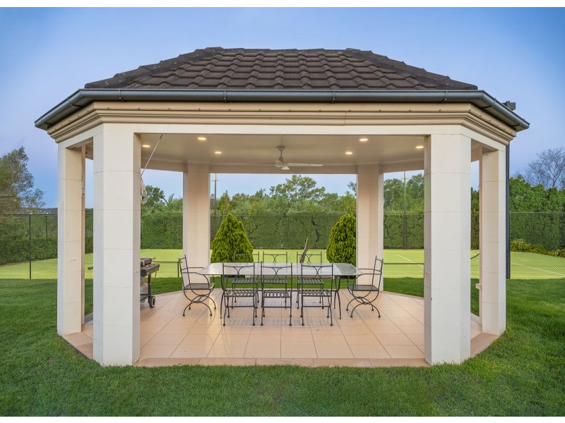 17 Leatherwood Place, Brookfield QLD 4069