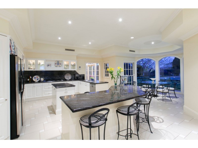 17 Leatherwood Place, Brookfield QLD 4069