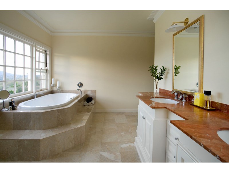 17 Leatherwood Place, Brookfield QLD 4069