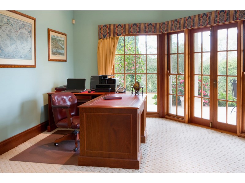 17 Leatherwood Place, Brookfield QLD 4069