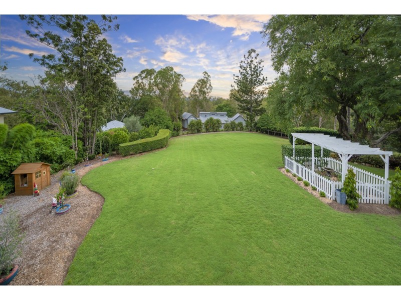 20 Royston Street, Brookfield QLD 4069