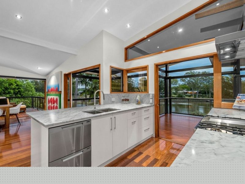 8 Long St West, Graceville QLD 4075