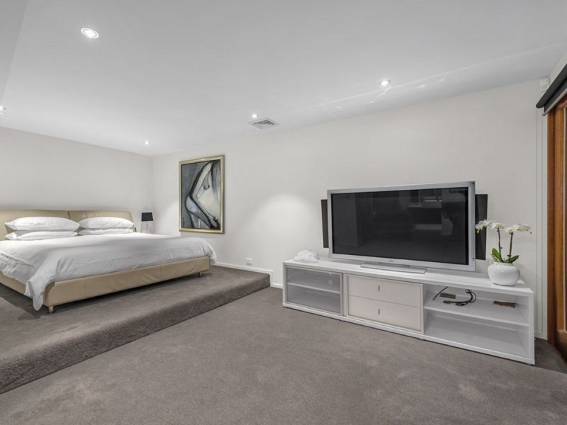 8 Long St West, Graceville QLD 4075