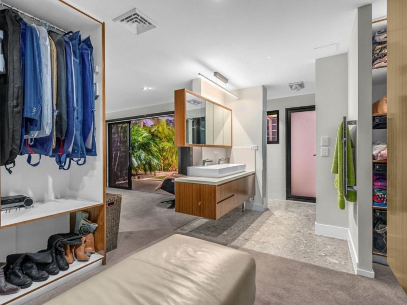 8 Long St West, Graceville QLD 4075