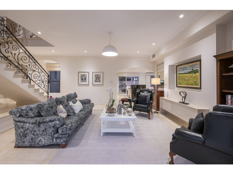 22 Glencairn Avenue, Indooroopilly QLD 4068