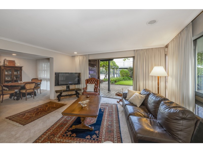 17 Glencairn Avenue, Indooroopilly QLD 4068